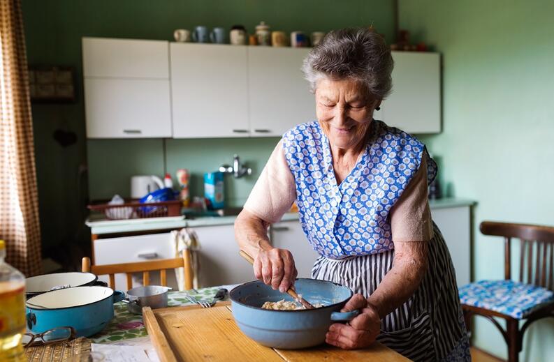 Abuela cocinando una receta para la familia