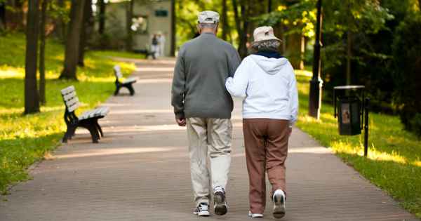 Caminata al aire libre es la forma activa mas recomendada en las personas mayores