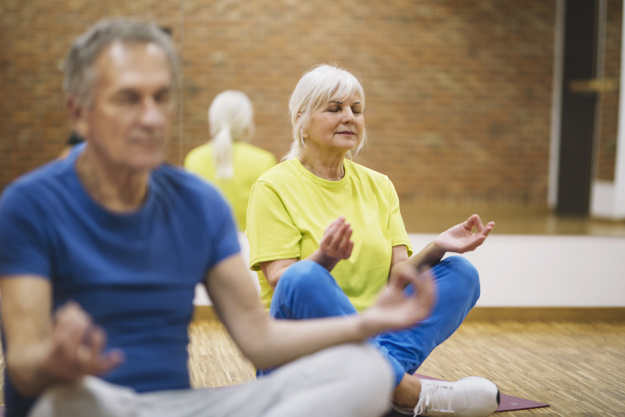 adulto mayor y el yoga